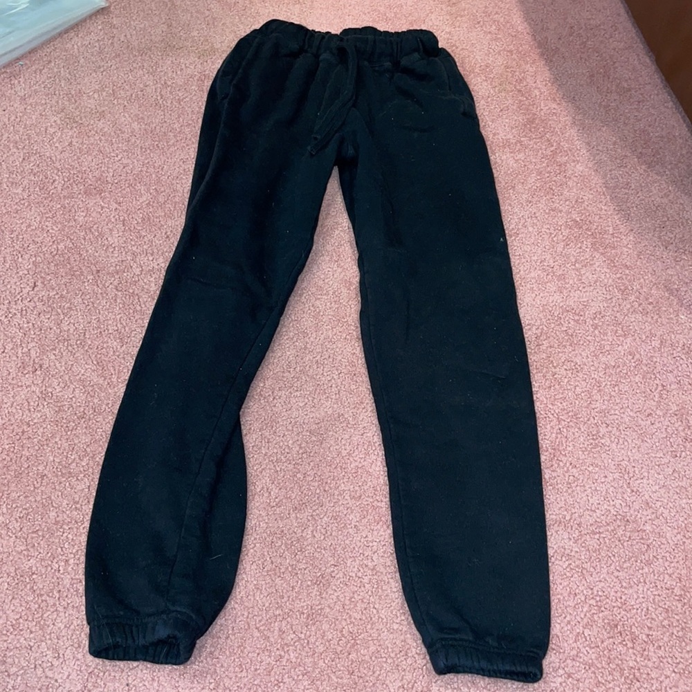 black sweats with pockets